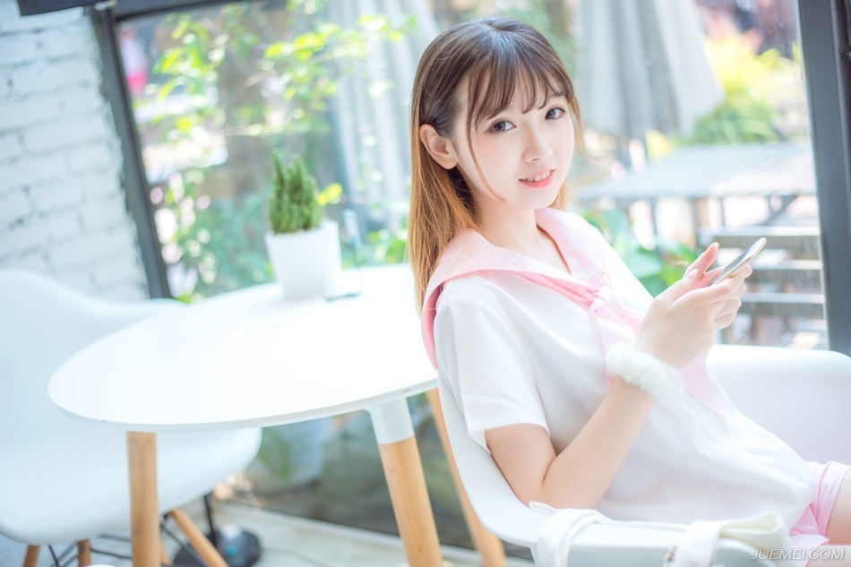 随着吕蒙冰冷的厉喝声，周围的江东战船开始从四面八方逼上来。